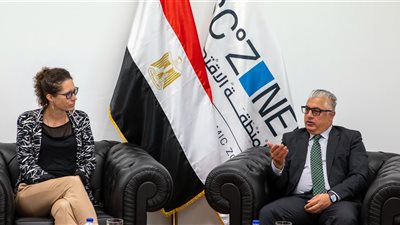 رئيس اقتصادية قناة السويس يلتقي سفيرة المجر والملحق الاقتصادي بالسفارة