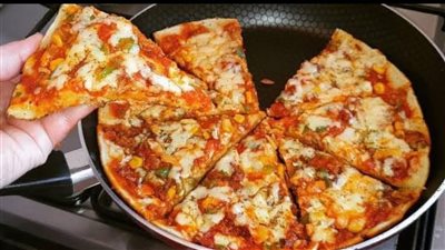 طريقة عمل بيتزا الطاسة السريعة والخفيفة على سحور رمضان