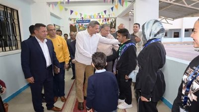 محافظ السويس يتتاول الإفطار مع أعضاء الاتحاد العام لطلاب المدارس 