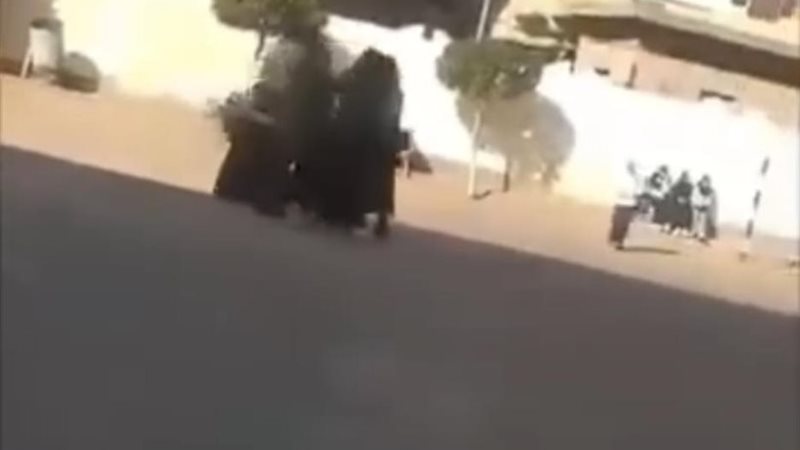 مدير مدرسة يضرب طالبتين