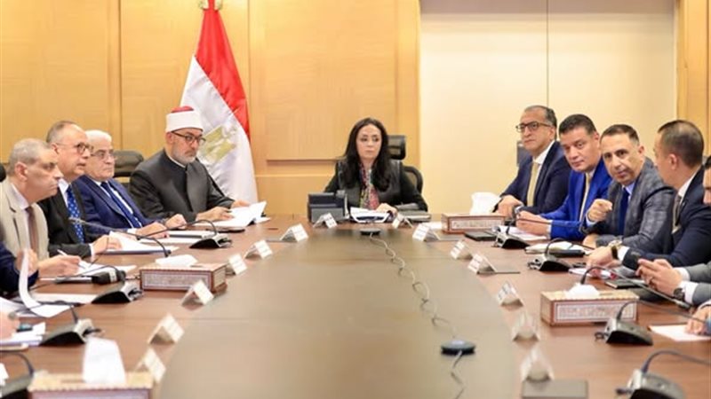 وزيرة التضامن تناقش