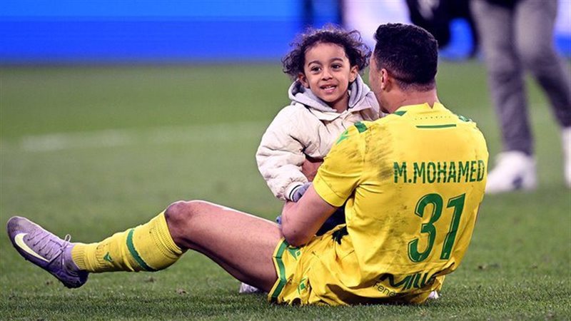 مصطفى محمد مع ابنه