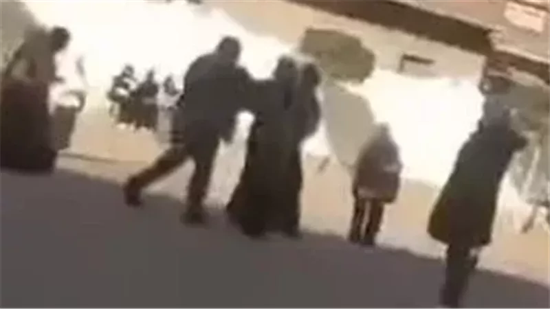 مدير مدرسة يضرب طالبتين