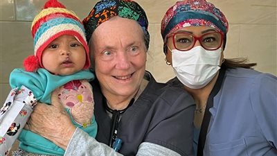 قافلة أمريكية تجري 70 عملية جراحية لأطفال الشفة الأرنبية بمستشفى سوهاج الجامعي