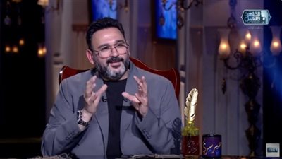أكرم حسني يستعيد ذكرياته على الهواء.. ورسالة مؤثرة للشباب| فيديو