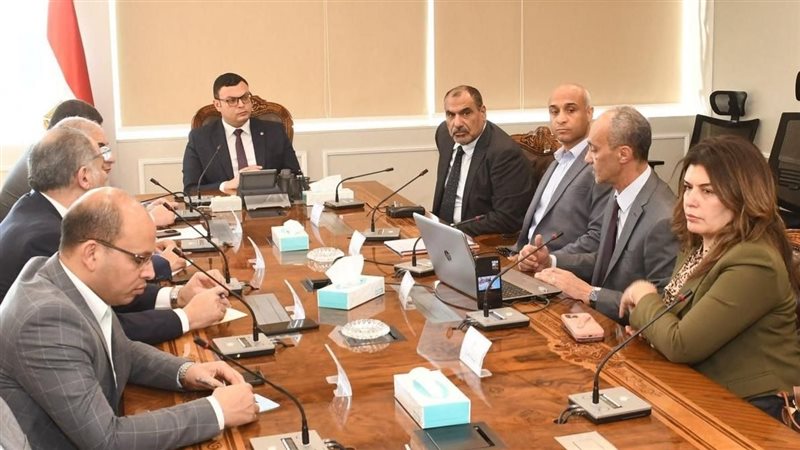 وزير الإسكان خلال
