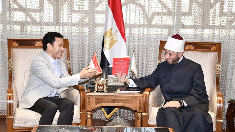 وزير الأوقاف والفنان