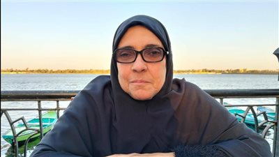 محافظ الأقصر يهنئ الدكتورة مريم محمد علي الأم المثالية على مستوي المحافظة 