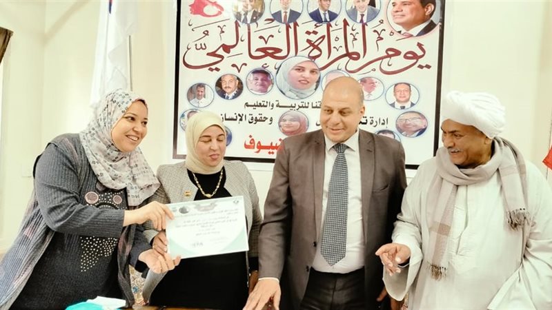 تكريم مدير وحدة تكافؤ