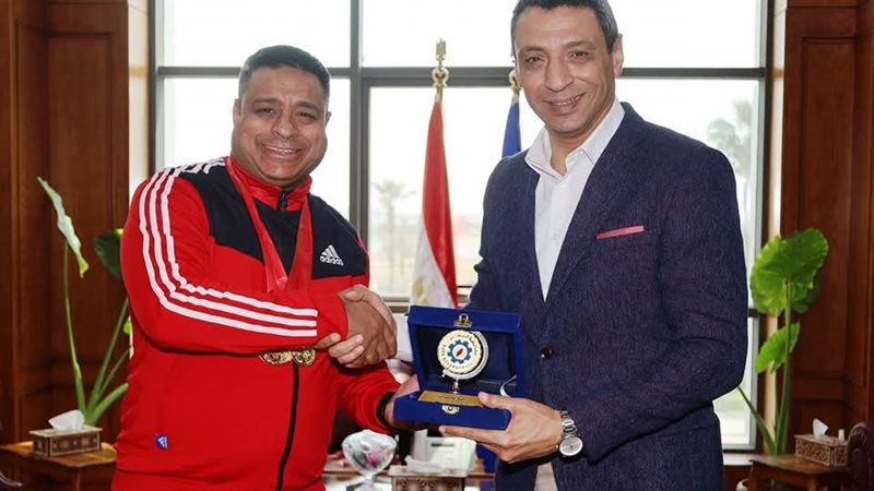 محافظ السويس مع مصطفى