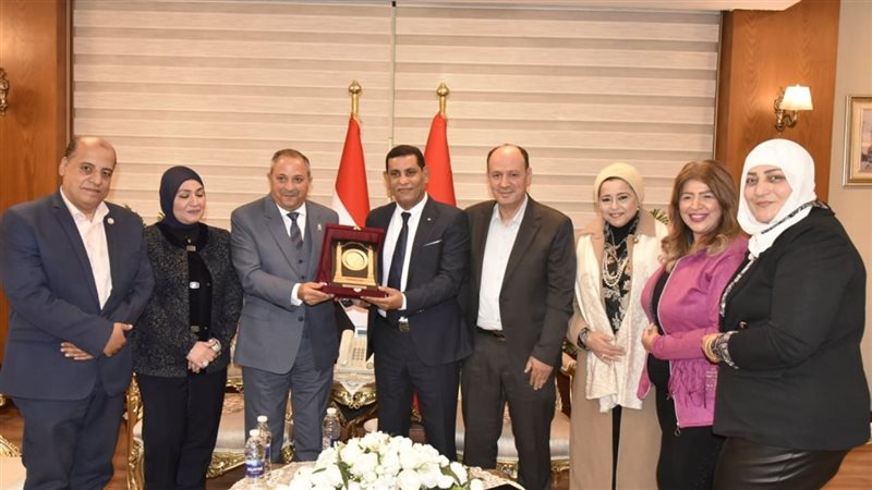 محافظ بورسعيد يكرم