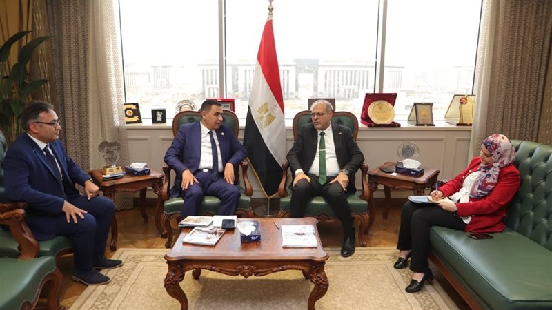 وزير العمل خلال اللقاء