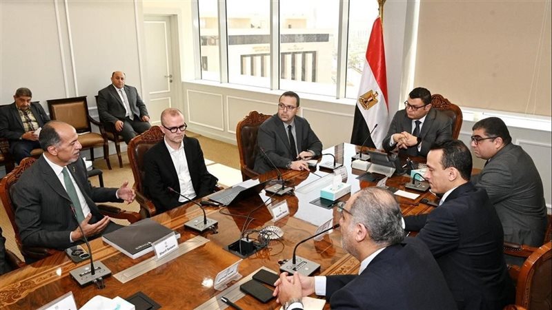 وزير الإسكان خلال