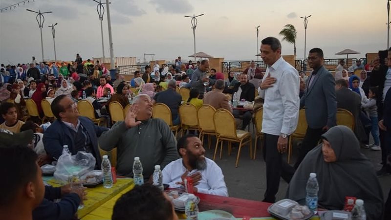 المحافظ خلال تناول