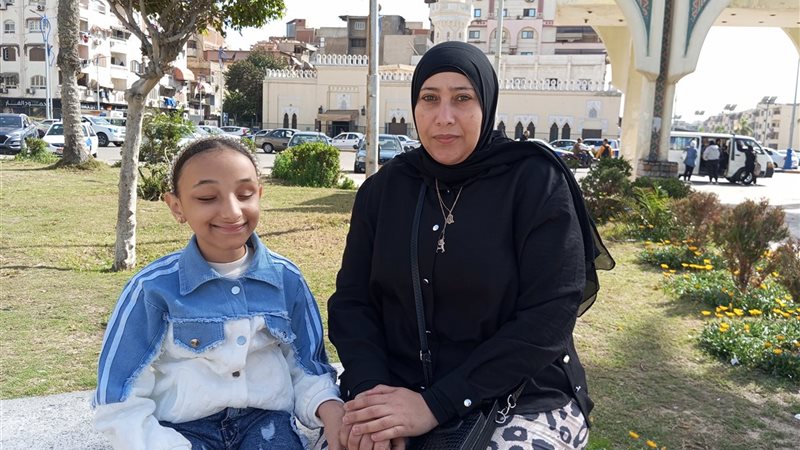 الطفلة رضوى ووالدتها
