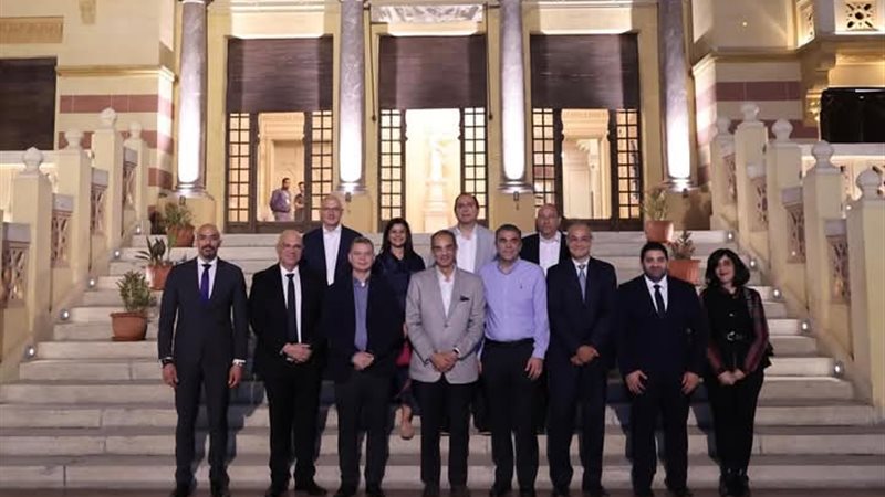 وزير الاتصالات مع