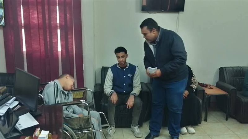 تسليم عقود عمل لذوي