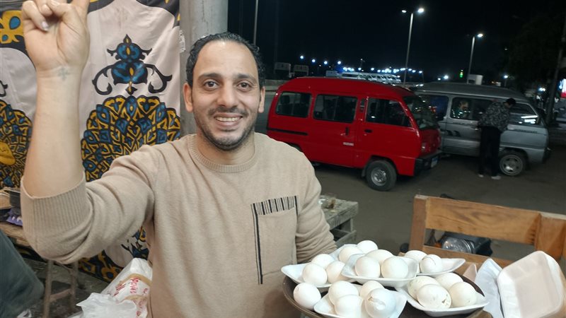قبطى يقدم وجبات السحور