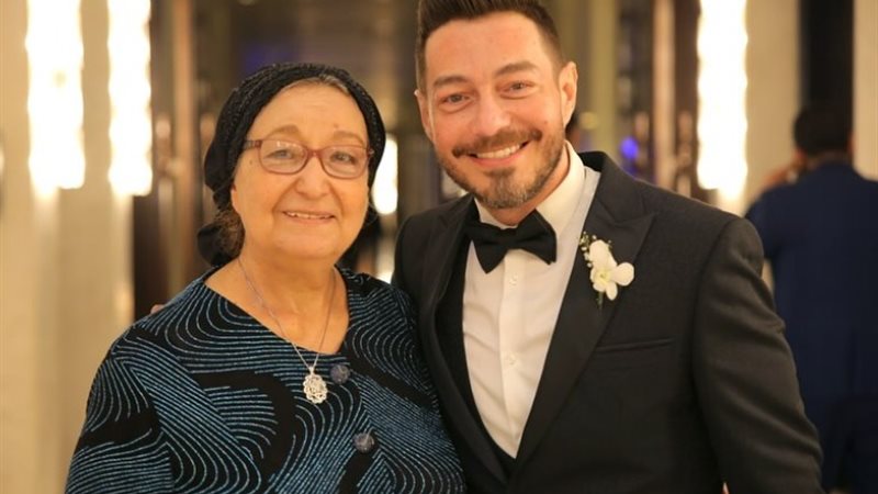 احمد زاهر و ولدته