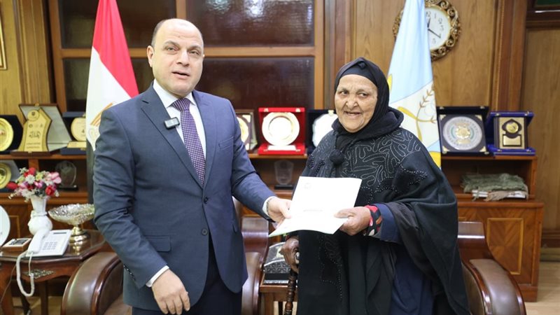 محافظ كفر الشيخ أثناء