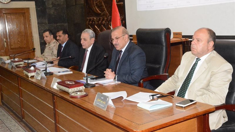 صورة المحافظ أثناء