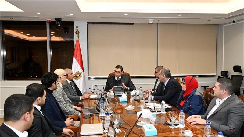 وزير الإسكان خلال