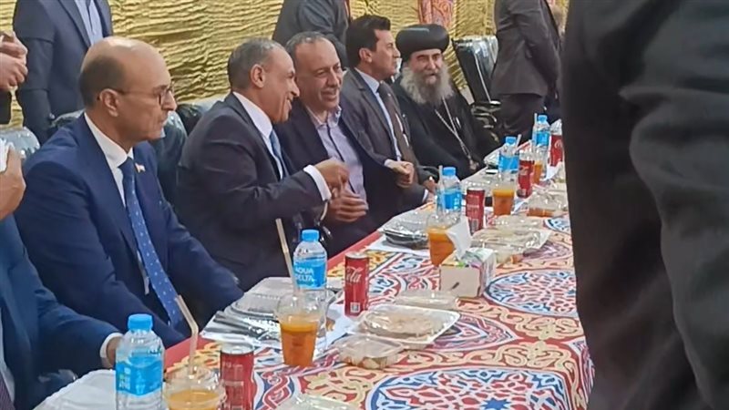محافظ أسيوط ووزير