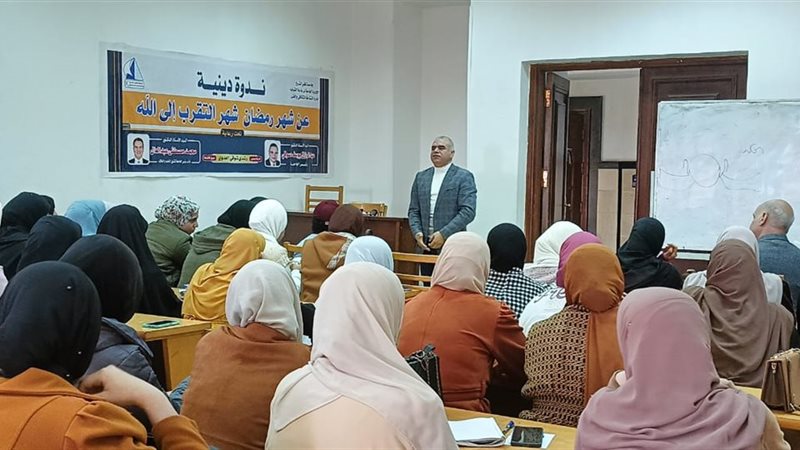 صور من داخل الندوة