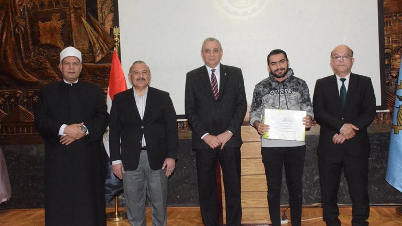 صورة المحافظ أثناء
