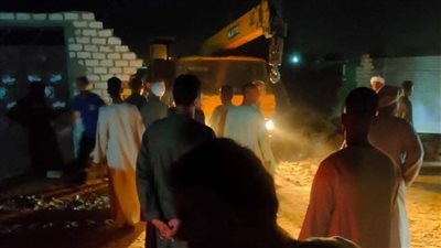 الصور الأولى للحظة إنقاذ شاب سقط في بئر عمقه 10 أمتار بقنا