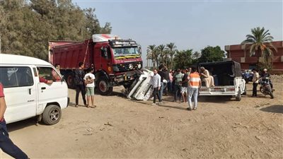انقلاب سيارة نقل محملة بصندوق حديد يزن 6 أطنان بطريق كفر شكر - بنها  