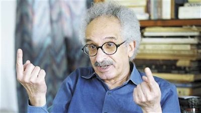خروج جثمان الأديب صنع الله إبراهيم من معهد ناصر استعداداً لصلاة الجنازة