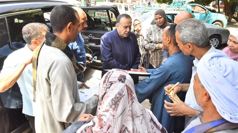 محافظ أسيوط أثناء
