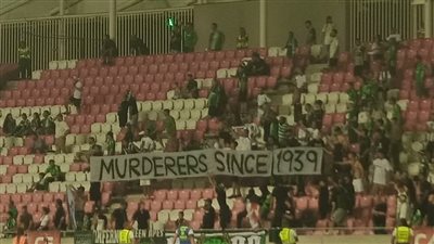 بولنديين يعتدون على مشجعي نادي إسرائيلي خلال مباراة بالدوري الأوروبي (فيديو)