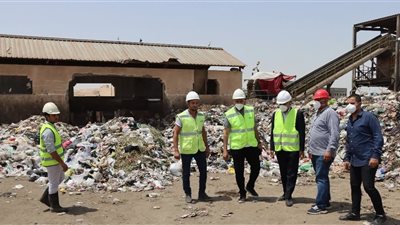 سكرتير عام بني سويف يتفقد انتظام وسير العمل خلال لمصنع تدوير القمامة بسنور  