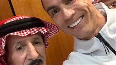 إعلامي سعودي يهدي كريستيانو رونالدو 