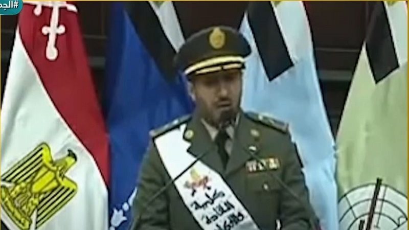 لواء سعودي يلقي الشعر