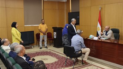 محافظ بنى سويف يقرر صرف إعانات لسيدتين وتكليفات بشأن رصف الطرق والنظافة