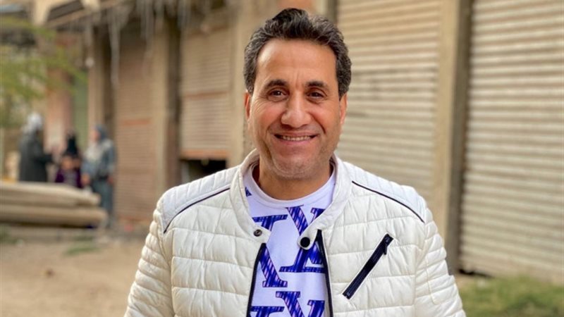 احمد شيبة أمام منزله