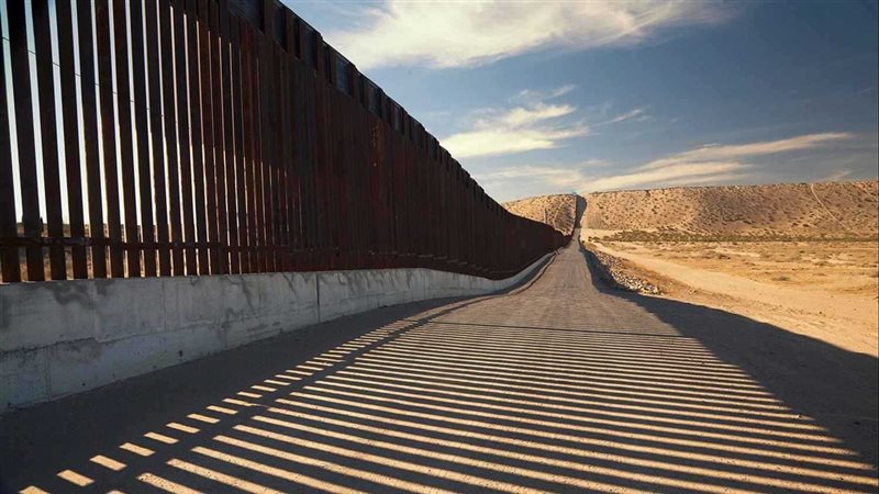الجدار الحدودي بين