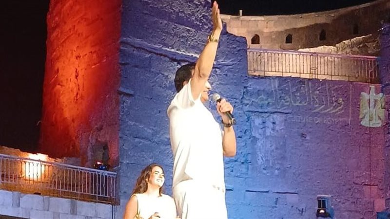 إيهاب توفيق والفنانة