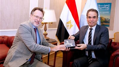  خلال زيارته استوديو نجيب محفوظ.. المسلماني يهدي سفير كندا مجموعة 