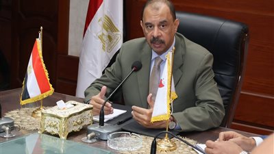 محافظ سوهاج يوجه بتوفير الرعاية الصحية لمصابي العقار المنهار