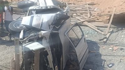 انحراف عجلة قيادة سيارة ملاكي يتسبب في سقوط ميكروباص من أعلى الدائري