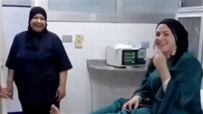 مريضة تغني والممرض يرقص.. فيديو غريب في مستشفى يثير الجدل