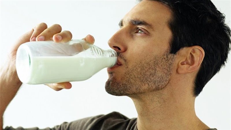 أضرار شرب اللبن دون