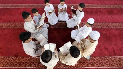 ما حكم إلقاء السلام على قارئ القرآن؟ .. الإفتاء توضح