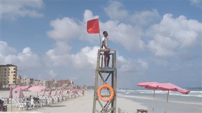 رفع الرايات الحمراء على شواطئ رأس البر.. وتحذيرات للمصطافين من نزول البحر