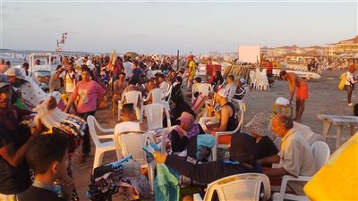 رغم رفع الرايات الحمراء.. آلاف المصطافين يتوافدون على شواطئ رأس البر
