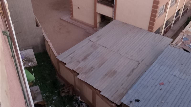 القمامة بجوار المدرسة
